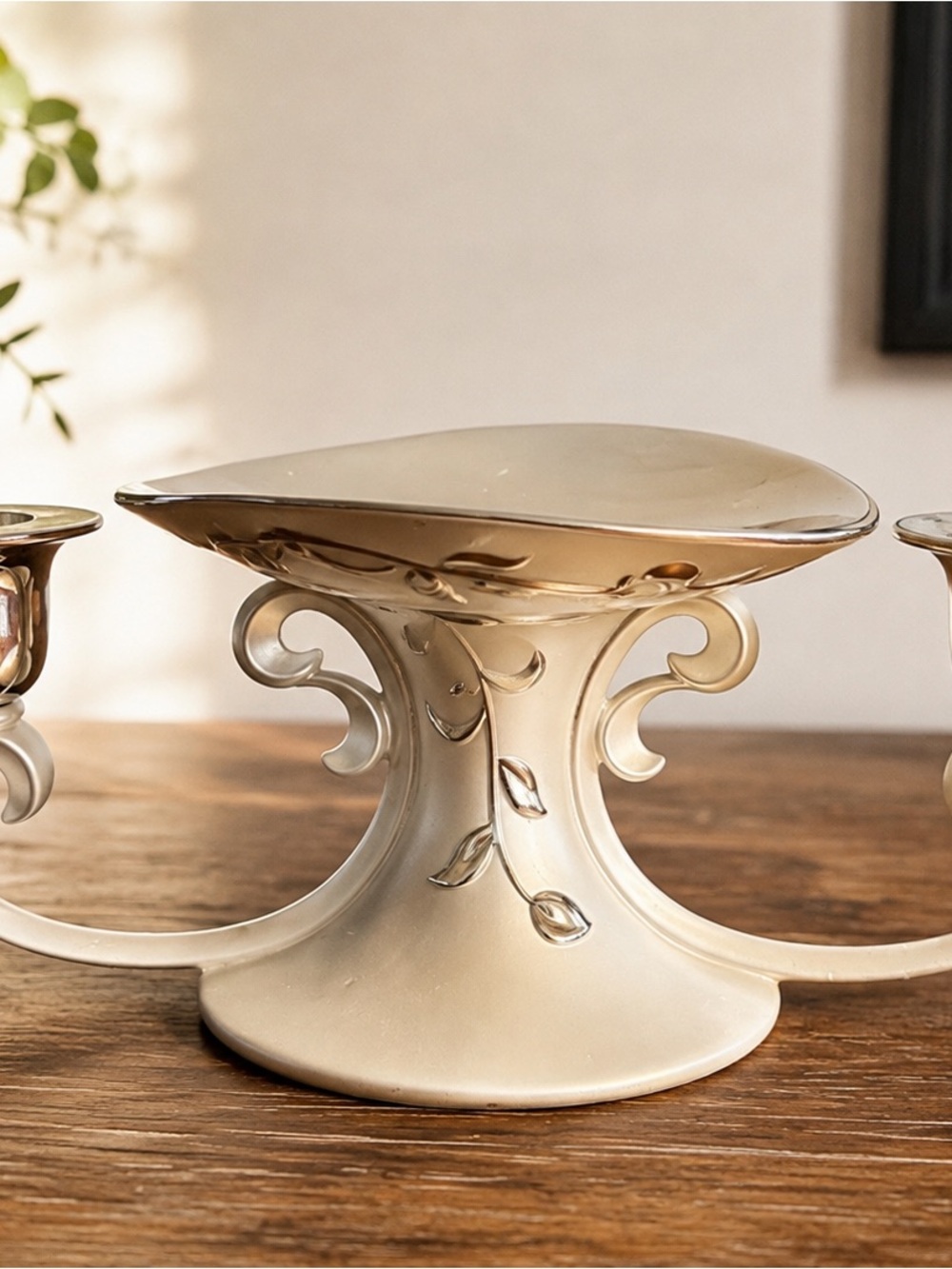 Lenox Cream and Gold Ceramic Centerpiece Stand